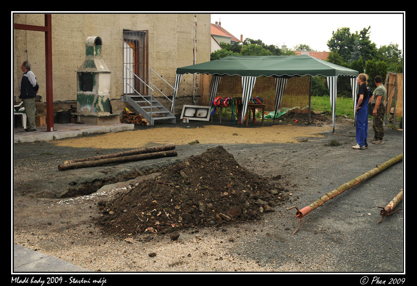 Mlade_hody_09_staveni_maje_003.jpg