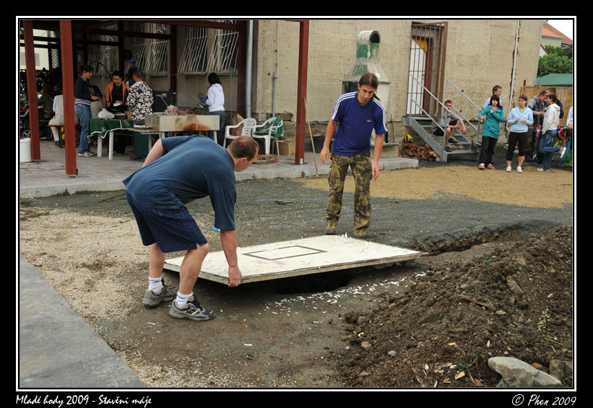 Mlade_hody_09_staveni_maje_034.jpg