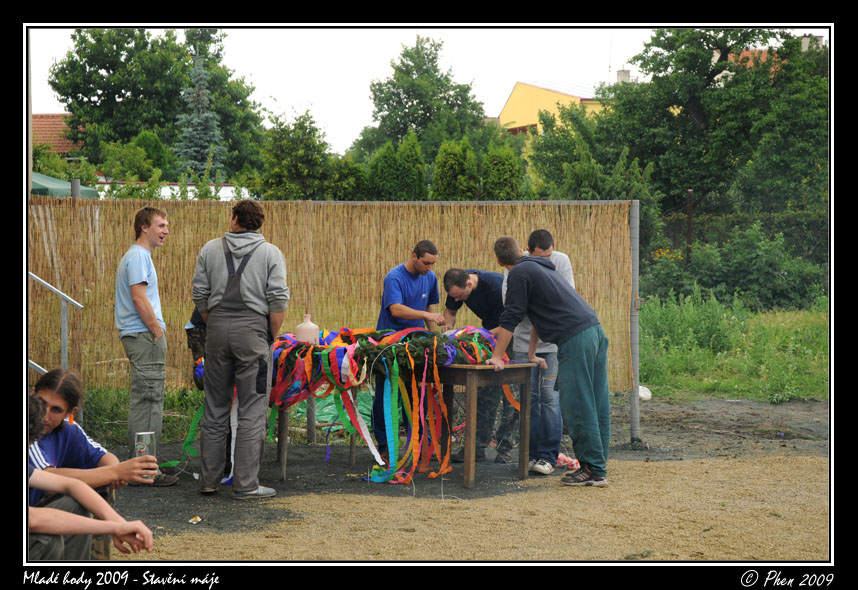 Mlade_hody_09_staveni_maje_036.jpg