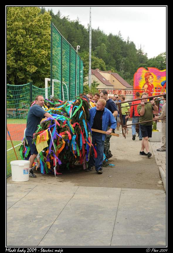 Mlade_hody_09_staveni_maje_040.jpg