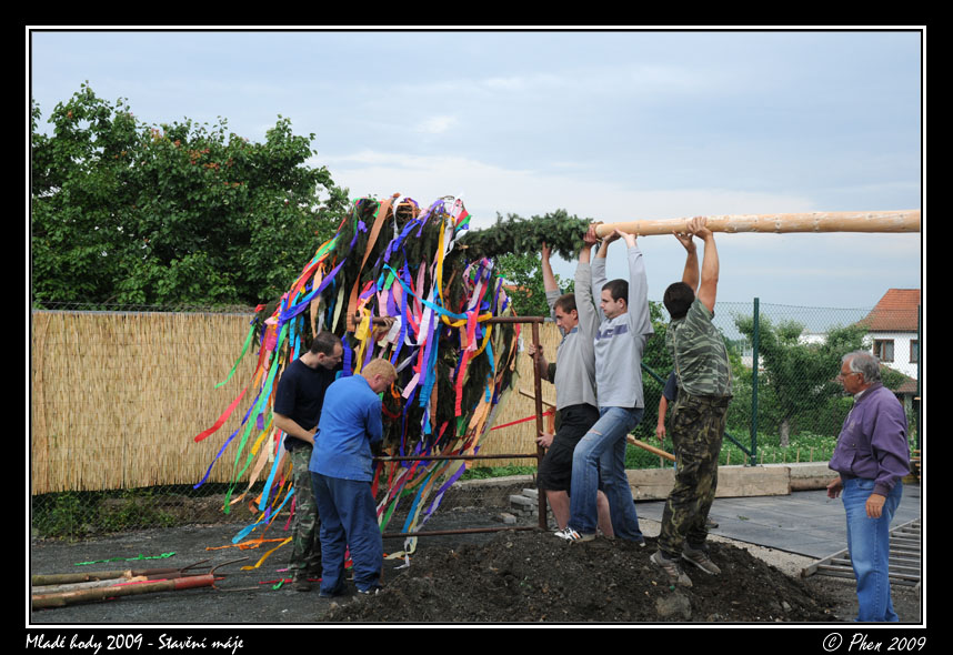 Mlade_hody_09_staveni_maje_071.jpg