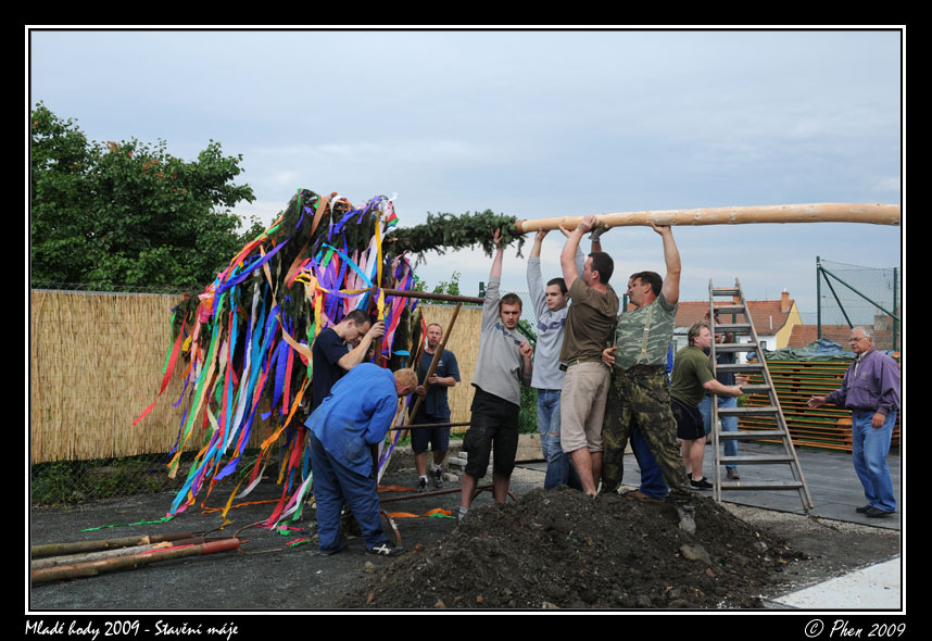 Mlade_hody_09_staveni_maje_073.jpg