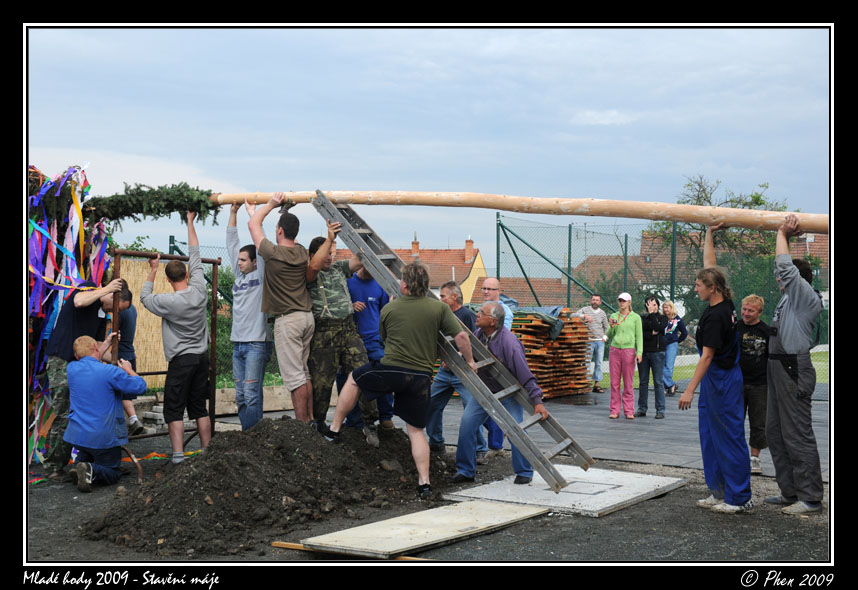 Mlade_hody_09_staveni_maje_074.jpg
