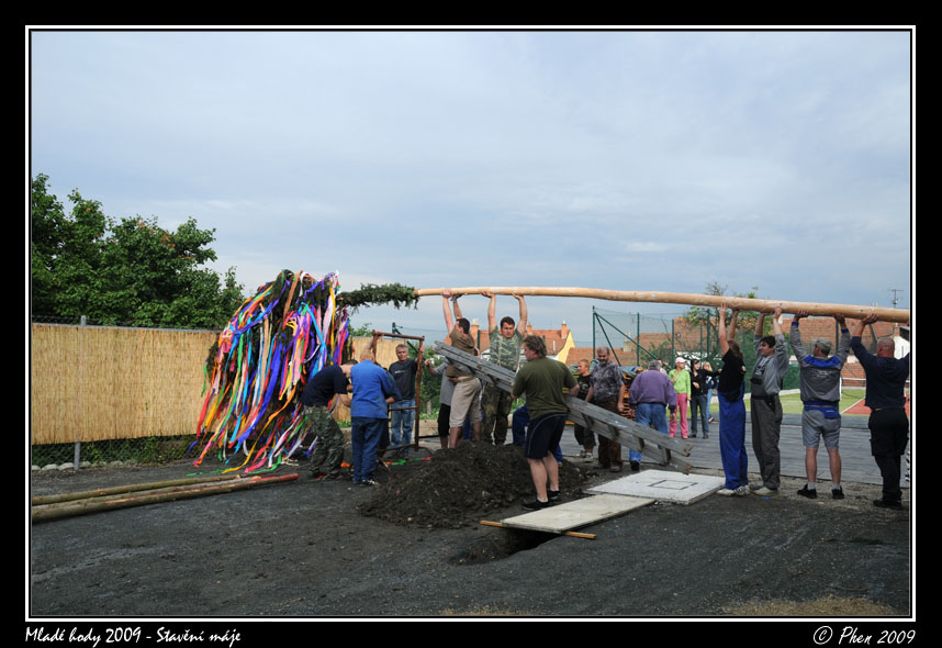 Mlade_hody_09_staveni_maje_075.jpg