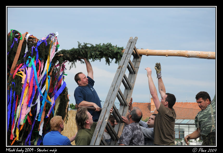 Mlade_hody_09_staveni_maje_076.jpg