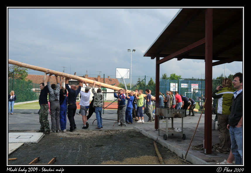 Mlade_hody_09_staveni_maje_080.jpg
