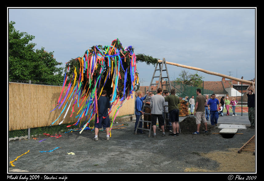Mlade_hody_09_staveni_maje_084.jpg