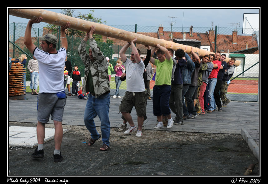 Mlade_hody_09_staveni_maje_091.jpg