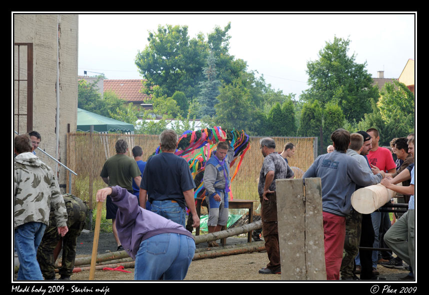 Mlade_hody_09_staveni_maje_103.jpg