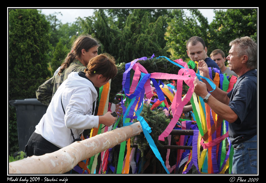 Mlade_hody_09_staveni_maje_115.jpg