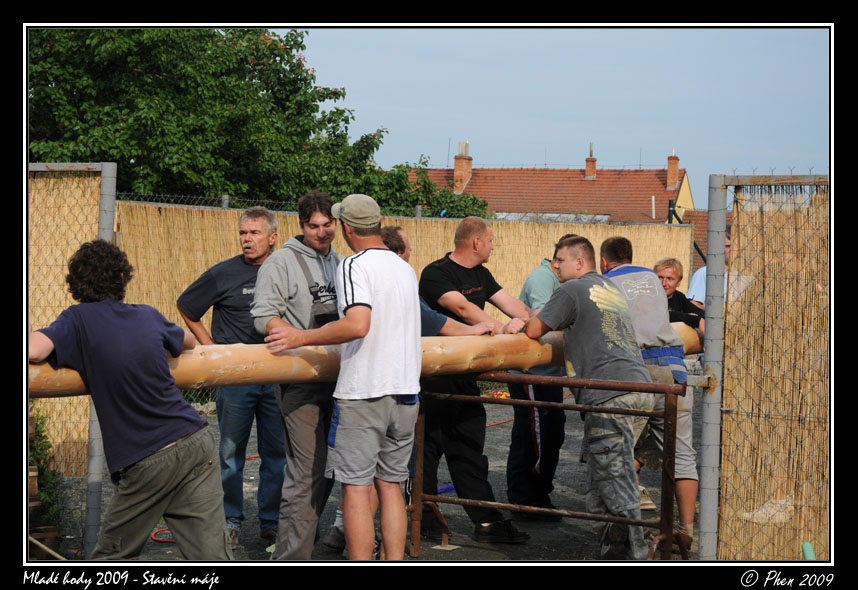 Mlade_hody_09_staveni_maje_145.jpg