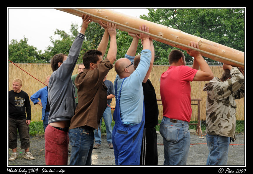 Mlade_hody_09_staveni_maje_173.jpg