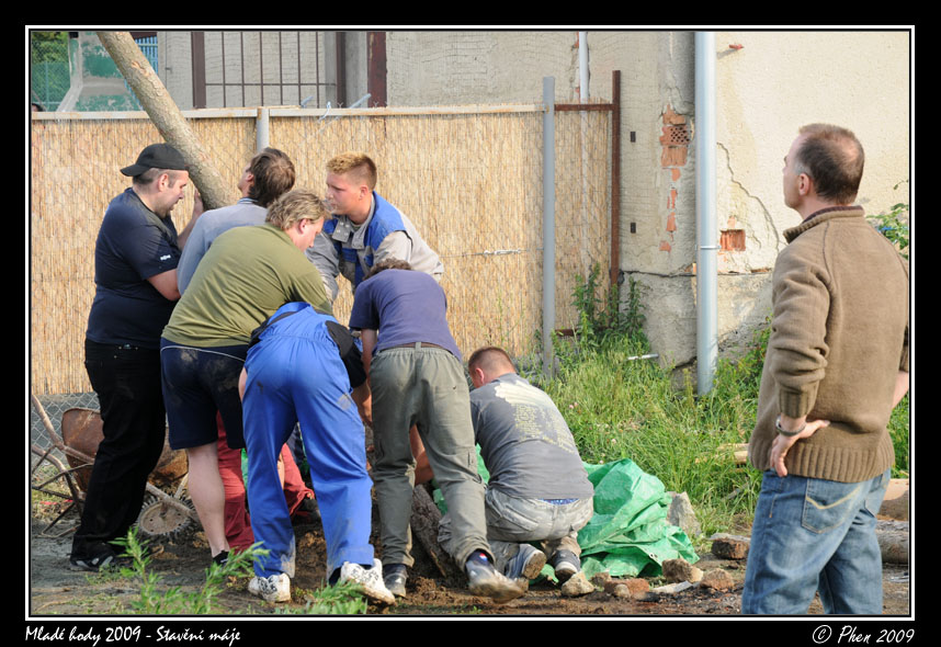 Mlade_hody_09_staveni_maje_209.jpg