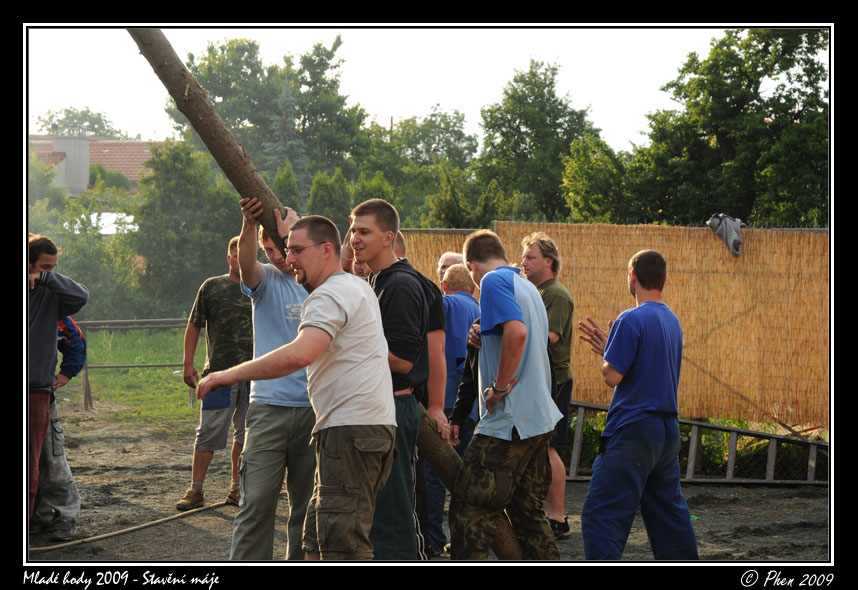 Mlade_hody_09_staveni_maje_322.jpg