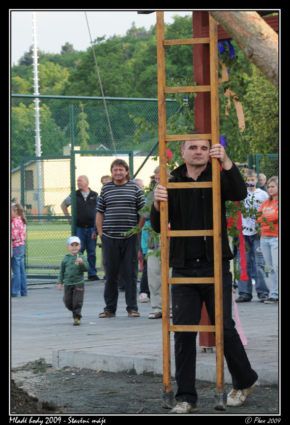 Mlade_hody_09_staveni_maje_345.jpg