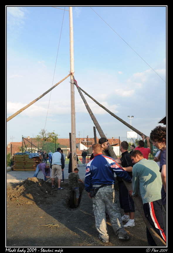 Mlade_hody_09_staveni_maje_357.jpg