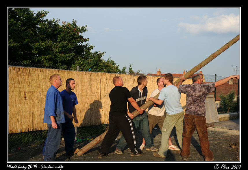 Mlade_hody_09_staveni_maje_358.jpg