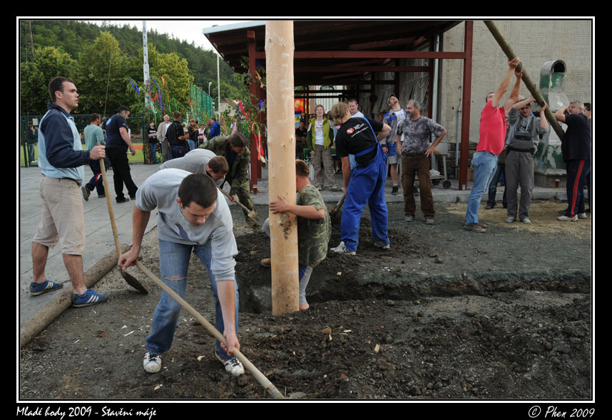 Mlade_hody_09_staveni_maje_366.jpg