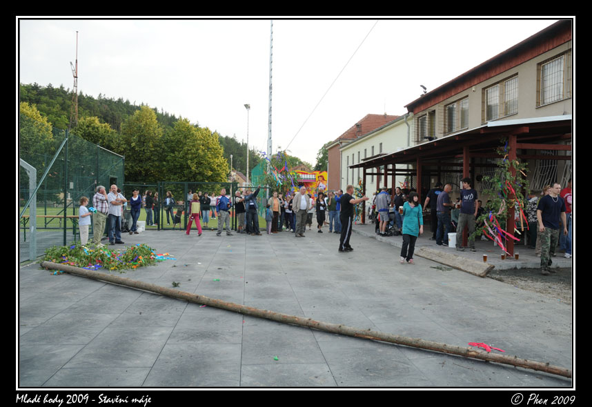 Mlade_hody_09_staveni_maje_370.jpg