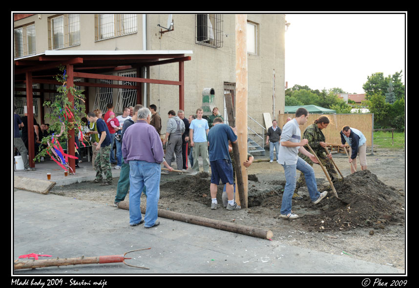 Mlade_hody_09_staveni_maje_372.jpg