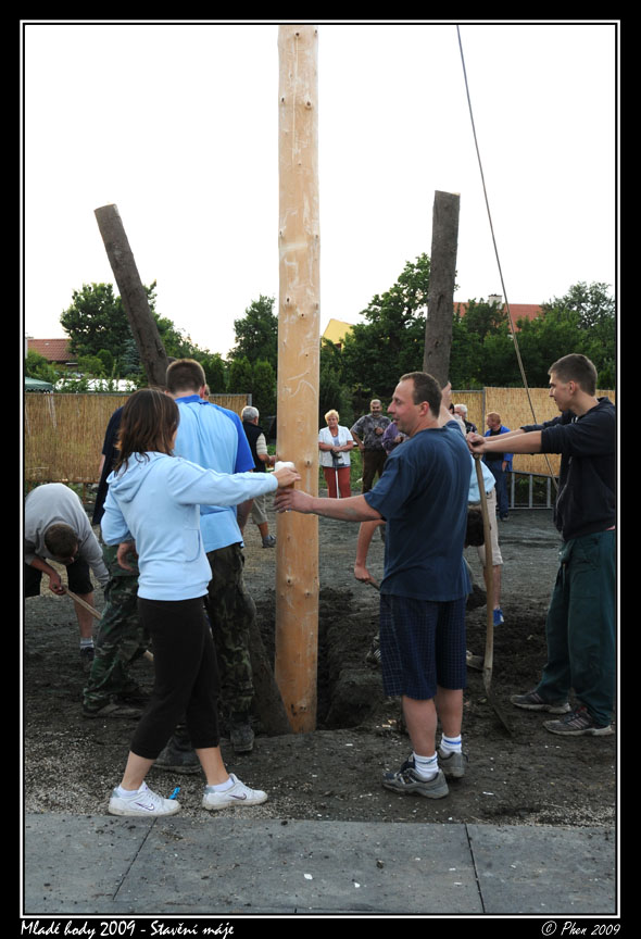 Mlade_hody_09_staveni_maje_379.jpg