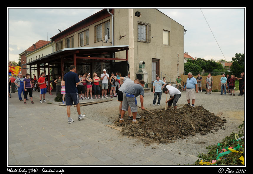 Mlade_hody_10_staveni_maje_091.jpg